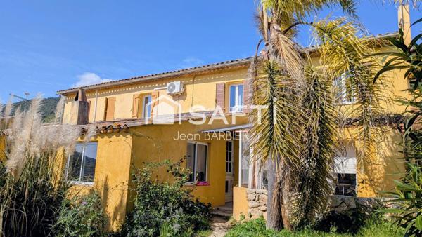 A dix minutes du port de Sanary, secteur du Lancon, rare ensemble immobilier composé de trois logements sur 1800m² de terrain.