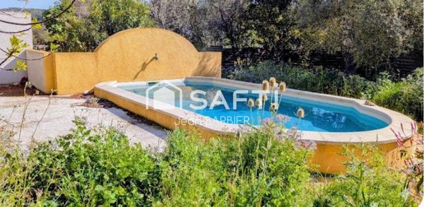 A dix minutes du port de Sanary, secteur du Lancon, rare ensemble immobilier composé de trois logements sur 1800m² de terrain.