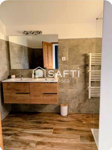 A dix minutes du port de Sanary, secteur du Lancon, rare ensemble immobilier composé de trois logements sur 1800m² de terrain.