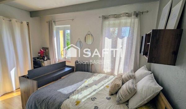 A dix minutes du port de Sanary, secteur du Lancon, rare ensemble immobilier composé de trois logements sur 1800m² de terrain.