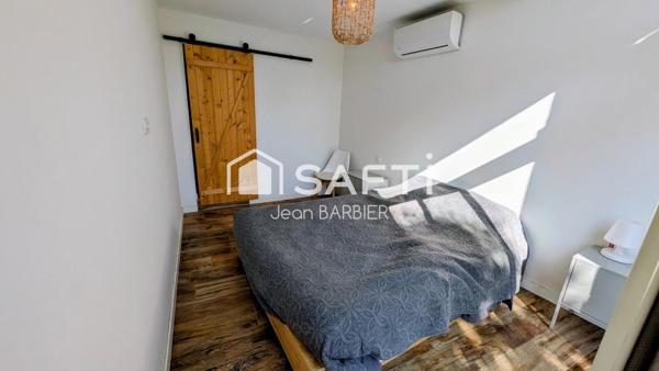 A dix minutes du port de Sanary, secteur du Lancon, rare ensemble immobilier composé de trois logements sur 1800m² de terrain.