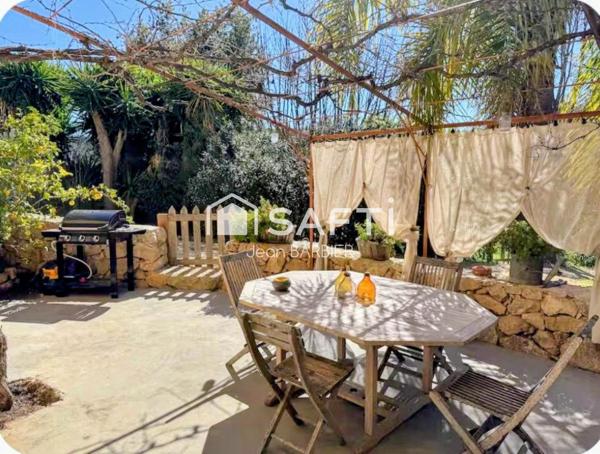 A dix minutes du port de Sanary, secteur du Lancon, rare ensemble immobilier composé de trois logements sur 1800m² de terrain.