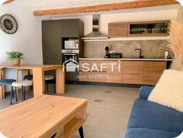 A dix minutes du port de Sanary, secteur du Lancon, rare ensemble immobilier composé de trois logements sur 1800m² de terrain.