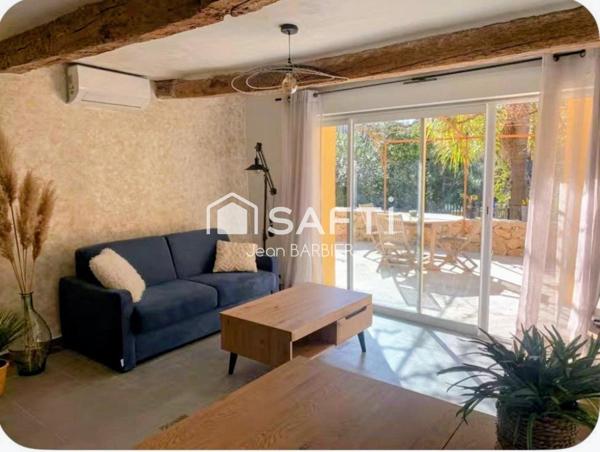 A dix minutes du port de Sanary, secteur du Lancon, rare ensemble immobilier composé de trois logements sur 1800m² de terrain.