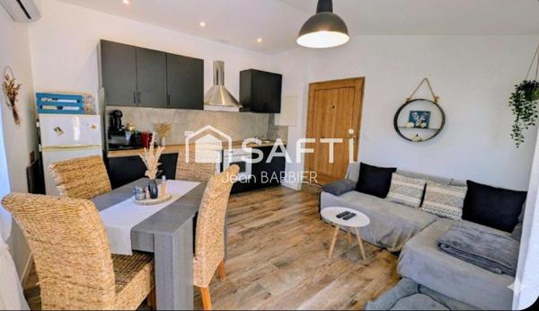 A dix minutes du port de Sanary, secteur du Lancon, rare ensemble immobilier composé de trois logements sur 1800m² de terrain.