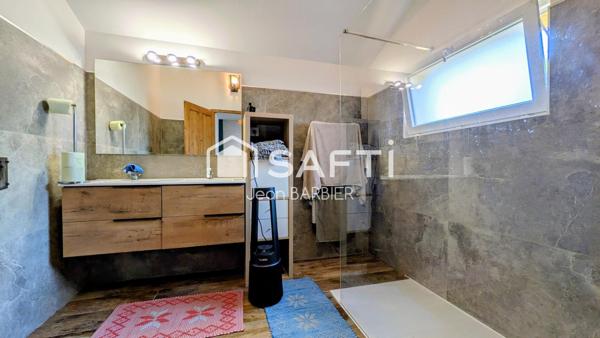 A dix minutes du port de Sanary, secteur du Lancon, rare ensemble immobilier composé de trois logements sur 1800m² de terrain.