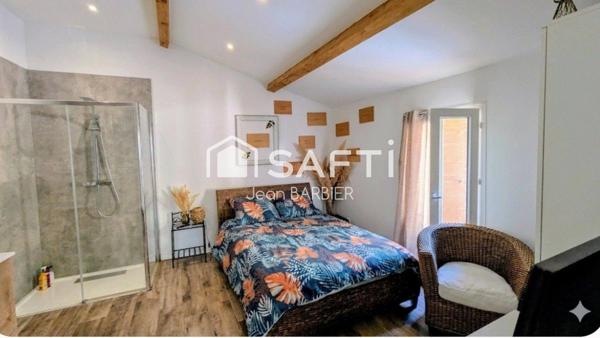 A dix minutes du port de Sanary, secteur du Lancon, rare ensemble immobilier composé de trois logements sur 1800m² de terrain.