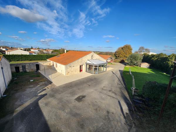 Sainte-Gemme-la-Plaine (85400) Grange rénovée en 2009 avec grand préau, hangar et diverses dépendances