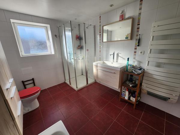 Sainte-Gemme-la-Plaine (85400) Grange rénovée en 2009 avec grand préau, hangar et diverses dépendances