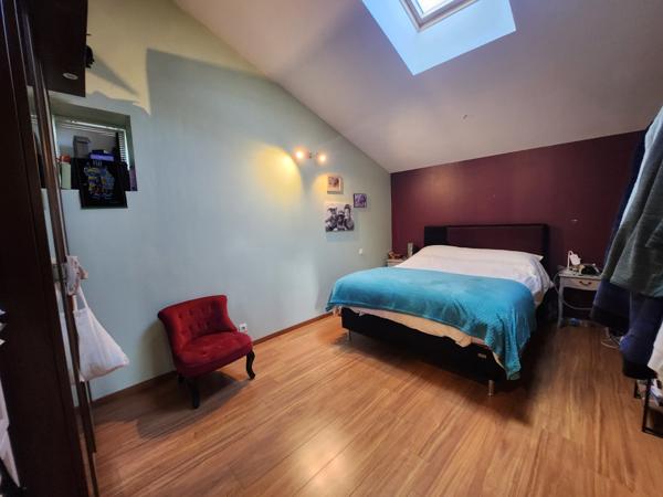 Sainte-Gemme-la-Plaine (85400) Grange rénovée en 2009 avec grand préau, hangar et diverses dépendances