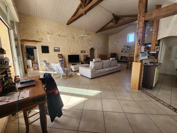 Sainte-Gemme-la-Plaine (85400) Grange rénovée en 2009 avec grand préau, hangar et diverses dépendances