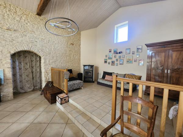 Sainte-Gemme-la-Plaine (85400) Grange rénovée en 2009 avec grand préau, hangar et diverses dépendances