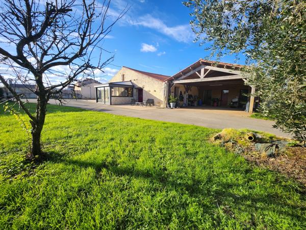 Sainte-Gemme-la-Plaine (85400) Grange rénovée en 2009 avec grand préau, hangar et diverses dépendances