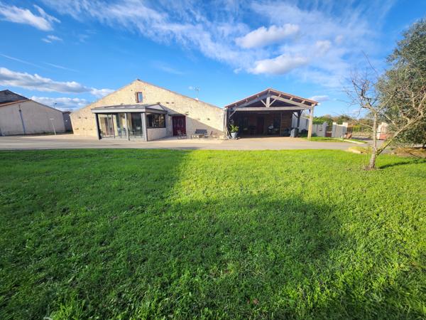 Sainte-Gemme-la-Plaine (85400) Grange rénovée en 2009 avec grand préau, hangar et diverses dépendances