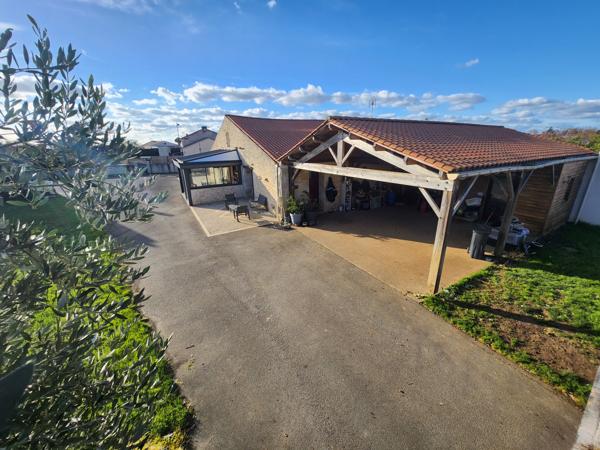 Sainte-Gemme-la-Plaine (85400) Grange rénovée en 2009 avec grand préau, hangar et diverses dépendances