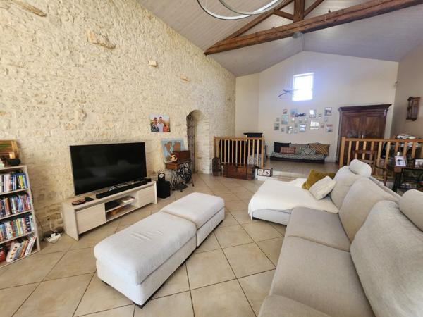 Sainte-Gemme-la-Plaine (85400) Grange rénovée en 2009 avec grand préau, hangar et diverses dépendances