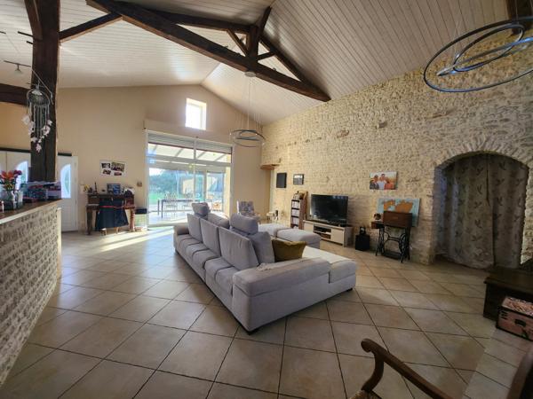 Sainte-Gemme-la-Plaine (85400) Grange rénovée en 2009 avec grand préau, hangar et diverses dépendances