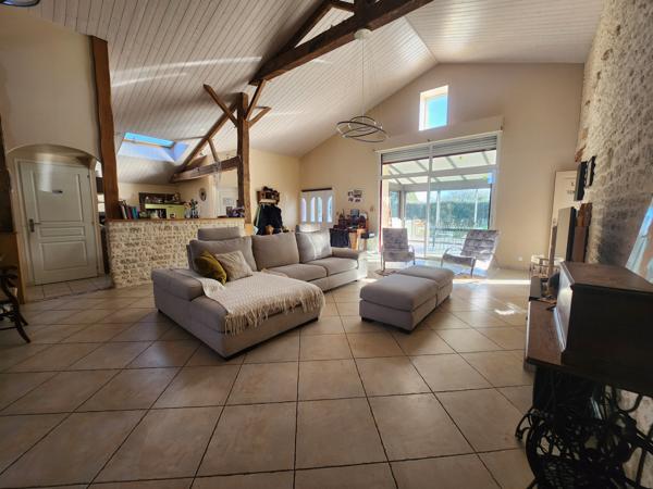 Sainte-Gemme-la-Plaine (85400) Grange rénovée en 2009 avec grand préau, hangar et diverses dépendances