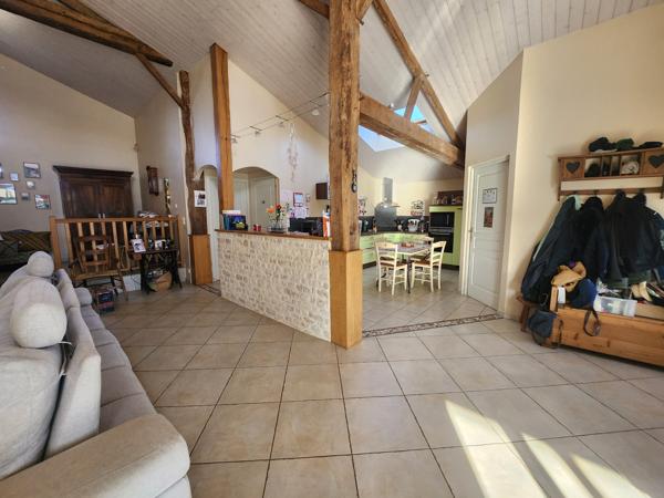 Sainte-Gemme-la-Plaine (85400) Grange rénovée en 2009 avec grand préau, hangar et diverses dépendances