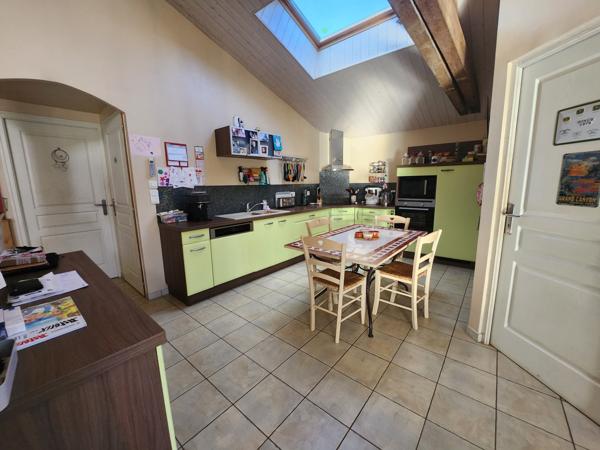 Sainte-Gemme-la-Plaine (85400) Grange rénovée en 2009 avec grand préau, hangar et diverses dépendances