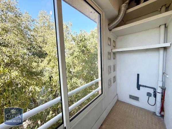 Appartement à louer 4 pièces 65.45m² Nîmes (30900)