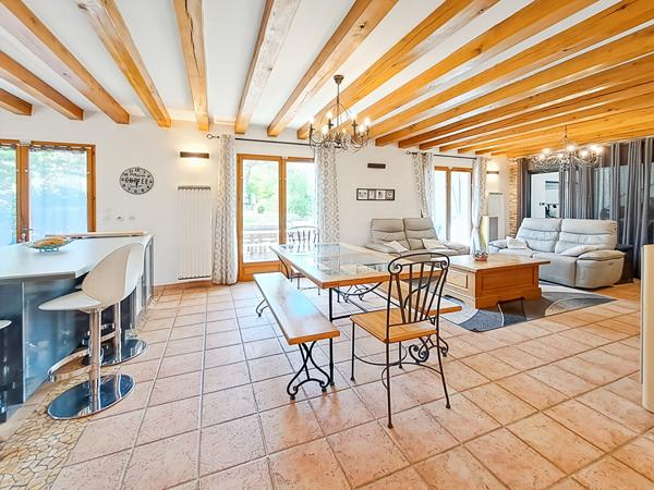 Maison de Caractère sur un Magnifique Terrain Arboré de plus de 4 000 m²