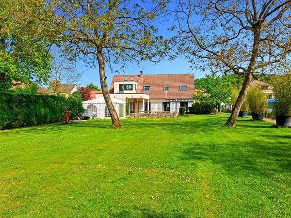 Maison de Caractère sur un Magnifique Terrain Arboré de plus de 4 000 m²