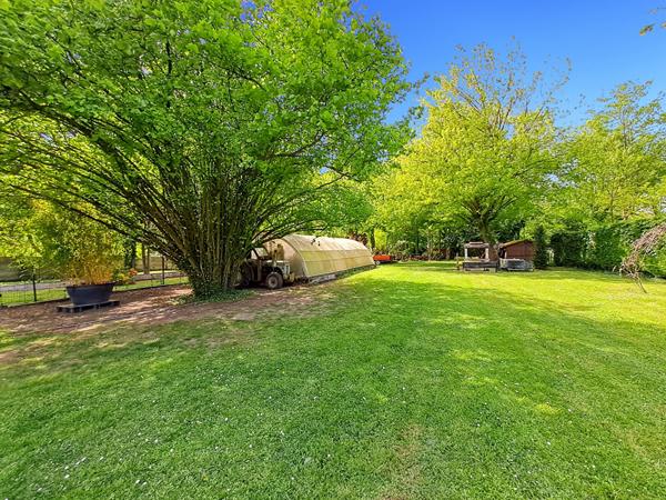 Maison de Caractère sur un Magnifique Terrain Arboré de plus de 4 000 m²
