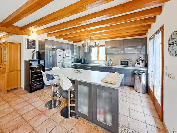 Maison de Caractère sur un Magnifique Terrain Arboré de plus de 4 000 m²