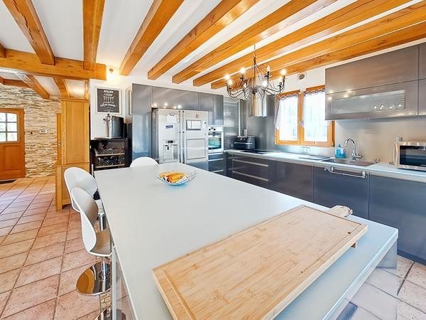 Maison de Caractère sur un Magnifique Terrain Arboré de plus de 4 000 m²