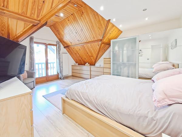 Maison de Caractère sur un Magnifique Terrain Arboré de plus de 4 000 m²