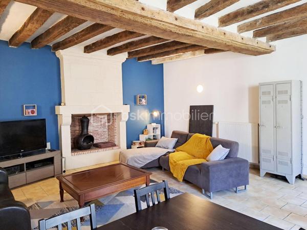Charmante maison de bourg située au porte de l’Anjou dans le bourg de Lasse (Noyant-Villages 49490), à 9 min de Noyant-Villages, 10 min de Baugé-en-Anjou, 22 min de La Flèche et Le Lude, 45 min de Saumur et 48 min d’Angers sur un terrain de 335 m2.

Cette maison de 125 m2 entièrement restaurée avec soin vous offre un savant mélange entre le charme de l’ancien et le confort moderne (Pompe à chaleur Air/Eau de 2023 avec entretien annuel, Électricité Norme NFC15-100 avec appareillage changé en 2025, Assainissement tout à l’égout).

Si vous avez un projet de vie en famille, venez poser vos valises dans ce lieu sans travaux composé ainsi :
- au rez-de-chaussée, une pièce de vie conviviale de 36 m2 avec un foyer ouvert, une cuisine aménagée de 18 m2 et un WC.
- au premier étage, un palier pouvant servir de bureau ou de lieu de détente, 2 chambres de 13 et 15 m2 avec chacune leur salle d’eau avec WC.
- au second étage, une suite parentale composée d’une chambre d’environ 15 m2 avec dressing, salle d’eau privative avec WC.

Vous trouverez également une dépendance à rénover pouvant servir de gîte ou de location voir même pour ajouter un lieu de vie supplémentaire.