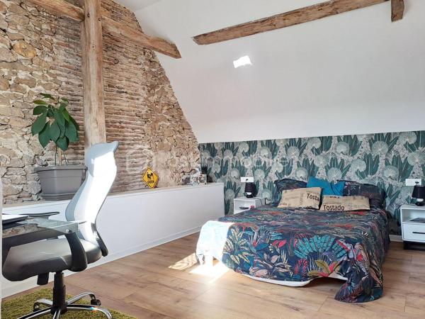 Charmante maison de bourg située au porte de l’Anjou dans le bourg de Lasse (Noyant-Villages 49490), à 9 min de Noyant-Villages, 10 min de Baugé-en-Anjou, 22 min de La Flèche et Le Lude, 45 min de Saumur et 48 min d’Angers sur un terrain de 335 m2.

Cette maison de 125 m2 entièrement restaurée avec soin vous offre un savant mélange entre le charme de l’ancien et le confort moderne (Pompe à chaleur Air/Eau de 2023 avec entretien annuel, Électricité Norme NFC15-100 avec appareillage changé en 2025, Assainissement tout à l’égout).

Si vous avez un projet de vie en famille, venez poser vos valises dans ce lieu sans travaux composé ainsi :
- au rez-de-chaussée, une pièce de vie conviviale de 36 m2 avec un foyer ouvert, une cuisine aménagée de 18 m2 et un WC.
- au premier étage, un palier pouvant servir de bureau ou de lieu de détente, 2 chambres de 13 et 15 m2 avec chacune leur salle d’eau avec WC.
- au second étage, une suite parentale composée d’une chambre d’environ 15 m2 avec dressing, salle d’eau privative avec WC.

Vous trouverez également une dépendance à rénover pouvant servir de gîte ou de location voir même pour ajouter un lieu de vie supplémentaire.