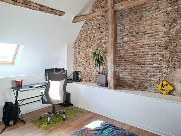 Charmante maison de bourg située au porte de l’Anjou dans le bourg de Lasse (Noyant-Villages 49490), à 9 min de Noyant-Villages, 10 min de Baugé-en-Anjou, 22 min de La Flèche et Le Lude, 45 min de Saumur et 48 min d’Angers sur un terrain de 335 m2.

Cette maison de 125 m2 entièrement restaurée avec soin vous offre un savant mélange entre le charme de l’ancien et le confort moderne (Pompe à chaleur Air/Eau de 2023 avec entretien annuel, Électricité Norme NFC15-100 avec appareillage changé en 2025, Assainissement tout à l’égout).

Si vous avez un projet de vie en famille, venez poser vos valises dans ce lieu sans travaux composé ainsi :
- au rez-de-chaussée, une pièce de vie conviviale de 36 m2 avec un foyer ouvert, une cuisine aménagée de 18 m2 et un WC.
- au premier étage, un palier pouvant servir de bureau ou de lieu de détente, 2 chambres de 13 et 15 m2 avec chacune leur salle d’eau avec WC.
- au second étage, une suite parentale composée d’une chambre d’environ 15 m2 avec dressing, salle d’eau privative avec WC.

Vous trouverez également une dépendance à rénover pouvant servir de gîte ou de location voir même pour ajouter un lieu de vie supplémentaire.