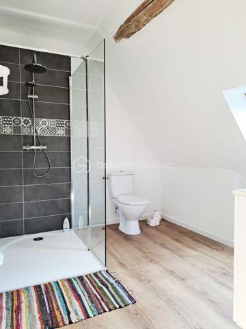 Charmante maison de bourg située au porte de l’Anjou dans le bourg de Lasse (Noyant-Villages 49490), à 9 min de Noyant-Villages, 10 min de Baugé-en-Anjou, 22 min de La Flèche et Le Lude, 45 min de Saumur et 48 min d’Angers sur un terrain de 335 m2.

Cette maison de 125 m2 entièrement restaurée avec soin vous offre un savant mélange entre le charme de l’ancien et le confort moderne (Pompe à chaleur Air/Eau de 2023 avec entretien annuel, Électricité Norme NFC15-100 avec appareillage changé en 2025, Assainissement tout à l’égout).

Si vous avez un projet de vie en famille, venez poser vos valises dans ce lieu sans travaux composé ainsi :
- au rez-de-chaussée, une pièce de vie conviviale de 36 m2 avec un foyer ouvert, une cuisine aménagée de 18 m2 et un WC.
- au premier étage, un palier pouvant servir de bureau ou de lieu de détente, 2 chambres de 13 et 15 m2 avec chacune leur salle d’eau avec WC.
- au second étage, une suite parentale composée d’une chambre d’environ 15 m2 avec dressing, salle d’eau privative avec WC.

Vous trouverez également une dépendance à rénover pouvant servir de gîte ou de location voir même pour ajouter un lieu de vie supplémentaire.