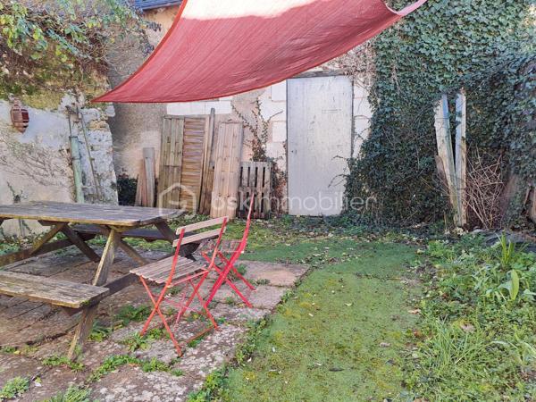 Charmante maison de bourg située au porte de l’Anjou dans le bourg de Lasse (Noyant-Villages 49490), à 9 min de Noyant-Villages, 10 min de Baugé-en-Anjou, 22 min de La Flèche et Le Lude, 45 min de Saumur et 48 min d’Angers sur un terrain de 335 m2.

Cette maison de 125 m2 entièrement restaurée avec soin vous offre un savant mélange entre le charme de l’ancien et le confort moderne (Pompe à chaleur Air/Eau de 2023 avec entretien annuel, Électricité Norme NFC15-100 avec appareillage changé en 2025, Assainissement tout à l’égout).

Si vous avez un projet de vie en famille, venez poser vos valises dans ce lieu sans travaux composé ainsi :
- au rez-de-chaussée, une pièce de vie conviviale de 36 m2 avec un foyer ouvert, une cuisine aménagée de 18 m2 et un WC.
- au premier étage, un palier pouvant servir de bureau ou de lieu de détente, 2 chambres de 13 et 15 m2 avec chacune leur salle d’eau avec WC.
- au second étage, une suite parentale composée d’une chambre d’environ 15 m2 avec dressing, salle d’eau privative avec WC.

Vous trouverez également une dépendance à rénover pouvant servir de gîte ou de location voir même pour ajouter un lieu de vie supplémentaire.