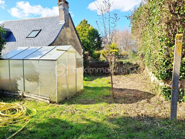 Charmante maison de bourg située au porte de l’Anjou dans le bourg de Lasse (Noyant-Villages 49490), à 9 min de Noyant-Villages, 10 min de Baugé-en-Anjou, 22 min de La Flèche et Le Lude, 45 min de Saumur et 48 min d’Angers sur un terrain de 335 m2.

Cette maison de 125 m2 entièrement restaurée avec soin vous offre un savant mélange entre le charme de l’ancien et le confort moderne (Pompe à chaleur Air/Eau de 2023 avec entretien annuel, Électricité Norme NFC15-100 avec appareillage changé en 2025, Assainissement tout à l’égout).

Si vous avez un projet de vie en famille, venez poser vos valises dans ce lieu sans travaux composé ainsi :
- au rez-de-chaussée, une pièce de vie conviviale de 36 m2 avec un foyer ouvert, une cuisine aménagée de 18 m2 et un WC.
- au premier étage, un palier pouvant servir de bureau ou de lieu de détente, 2 chambres de 13 et 15 m2 avec chacune leur salle d’eau avec WC.
- au second étage, une suite parentale composée d’une chambre d’environ 15 m2 avec dressing, salle d’eau privative avec WC.

Vous trouverez également une dépendance à rénover pouvant servir de gîte ou de location voir même pour ajouter un lieu de vie supplémentaire.