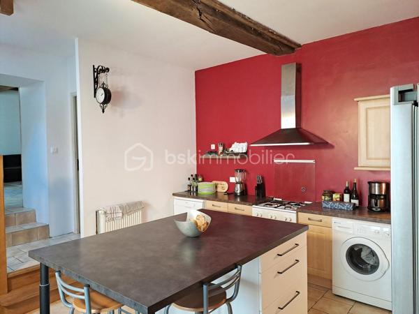 Charmante maison de bourg située au porte de l’Anjou dans le bourg de Lasse (Noyant-Villages 49490), à 9 min de Noyant-Villages, 10 min de Baugé-en-Anjou, 22 min de La Flèche et Le Lude, 45 min de Saumur et 48 min d’Angers sur un terrain de 335 m2.

Cette maison de 125 m2 entièrement restaurée avec soin vous offre un savant mélange entre le charme de l’ancien et le confort moderne (Pompe à chaleur Air/Eau de 2023 avec entretien annuel, Électricité Norme NFC15-100 avec appareillage changé en 2025, Assainissement tout à l’égout).

Si vous avez un projet de vie en famille, venez poser vos valises dans ce lieu sans travaux composé ainsi :
- au rez-de-chaussée, une pièce de vie conviviale de 36 m2 avec un foyer ouvert, une cuisine aménagée de 18 m2 et un WC.
- au premier étage, un palier pouvant servir de bureau ou de lieu de détente, 2 chambres de 13 et 15 m2 avec chacune leur salle d’eau avec WC.
- au second étage, une suite parentale composée d’une chambre d’environ 15 m2 avec dressing, salle d’eau privative avec WC.

Vous trouverez également une dépendance à rénover pouvant servir de gîte ou de location voir même pour ajouter un lieu de vie supplémentaire.
