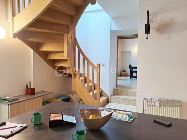 Charmante maison de bourg située au porte de l’Anjou dans le bourg de Lasse (Noyant-Villages 49490), à 9 min de Noyant-Villages, 10 min de Baugé-en-Anjou, 22 min de La Flèche et Le Lude, 45 min de Saumur et 48 min d’Angers sur un terrain de 335 m2.

Cette maison de 125 m2 entièrement restaurée avec soin vous offre un savant mélange entre le charme de l’ancien et le confort moderne (Pompe à chaleur Air/Eau de 2023 avec entretien annuel, Électricité Norme NFC15-100 avec appareillage changé en 2025, Assainissement tout à l’égout).

Si vous avez un projet de vie en famille, venez poser vos valises dans ce lieu sans travaux composé ainsi :
- au rez-de-chaussée, une pièce de vie conviviale de 36 m2 avec un foyer ouvert, une cuisine aménagée de 18 m2 et un WC.
- au premier étage, un palier pouvant servir de bureau ou de lieu de détente, 2 chambres de 13 et 15 m2 avec chacune leur salle d’eau avec WC.
- au second étage, une suite parentale composée d’une chambre d’environ 15 m2 avec dressing, salle d’eau privative avec WC.

Vous trouverez également une dépendance à rénover pouvant servir de gîte ou de location voir même pour ajouter un lieu de vie supplémentaire.
