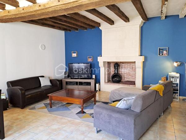 Charmante maison de bourg située au porte de l’Anjou dans le bourg de Lasse (Noyant-Villages 49490), à 9 min de Noyant-Villages, 10 min de Baugé-en-Anjou, 22 min de La Flèche et Le Lude, 45 min de Saumur et 48 min d’Angers sur un terrain de 335 m2.

Cette maison de 125 m2 entièrement restaurée avec soin vous offre un savant mélange entre le charme de l’ancien et le confort moderne (Pompe à chaleur Air/Eau de 2023 avec entretien annuel, Électricité Norme NFC15-100 avec appareillage changé en 2025, Assainissement tout à l’égout).

Si vous avez un projet de vie en famille, venez poser vos valises dans ce lieu sans travaux composé ainsi :
- au rez-de-chaussée, une pièce de vie conviviale de 36 m2 avec un foyer ouvert, une cuisine aménagée de 18 m2 et un WC.
- au premier étage, un palier pouvant servir de bureau ou de lieu de détente, 2 chambres de 13 et 15 m2 avec chacune leur salle d’eau avec WC.
- au second étage, une suite parentale composée d’une chambre d’environ 15 m2 avec dressing, salle d’eau privative avec WC.

Vous trouverez également une dépendance à rénover pouvant servir de gîte ou de location voir même pour ajouter un lieu de vie supplémentaire.