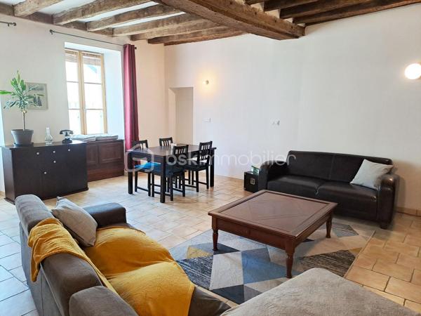 Charmante maison de bourg située au porte de l’Anjou dans le bourg de Lasse (Noyant-Villages 49490), à 9 min de Noyant-Villages, 10 min de Baugé-en-Anjou, 22 min de La Flèche et Le Lude, 45 min de Saumur et 48 min d’Angers sur un terrain de 335 m2.

Cette maison de 125 m2 entièrement restaurée avec soin vous offre un savant mélange entre le charme de l’ancien et le confort moderne (Pompe à chaleur Air/Eau de 2023 avec entretien annuel, Électricité Norme NFC15-100 avec appareillage changé en 2025, Assainissement tout à l’égout).

Si vous avez un projet de vie en famille, venez poser vos valises dans ce lieu sans travaux composé ainsi :
- au rez-de-chaussée, une pièce de vie conviviale de 36 m2 avec un foyer ouvert, une cuisine aménagée de 18 m2 et un WC.
- au premier étage, un palier pouvant servir de bureau ou de lieu de détente, 2 chambres de 13 et 15 m2 avec chacune leur salle d’eau avec WC.
- au second étage, une suite parentale composée d’une chambre d’environ 15 m2 avec dressing, salle d’eau privative avec WC.

Vous trouverez également une dépendance à rénover pouvant servir de gîte ou de location voir même pour ajouter un lieu de vie supplémentaire.