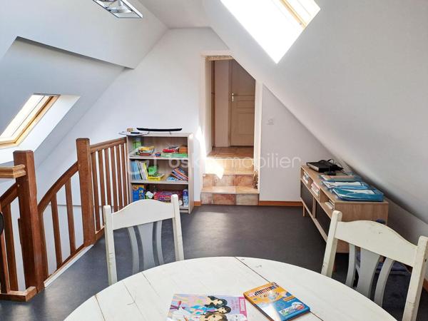 Charmante maison de bourg située au porte de l’Anjou dans le bourg de Lasse (Noyant-Villages 49490), à 9 min de Noyant-Villages, 10 min de Baugé-en-Anjou, 22 min de La Flèche et Le Lude, 45 min de Saumur et 48 min d’Angers sur un terrain de 335 m2.

Cette maison de 125 m2 entièrement restaurée avec soin vous offre un savant mélange entre le charme de l’ancien et le confort moderne (Pompe à chaleur Air/Eau de 2023 avec entretien annuel, Électricité Norme NFC15-100 avec appareillage changé en 2025, Assainissement tout à l’égout).

Si vous avez un projet de vie en famille, venez poser vos valises dans ce lieu sans travaux composé ainsi :
- au rez-de-chaussée, une pièce de vie conviviale de 36 m2 avec un foyer ouvert, une cuisine aménagée de 18 m2 et un WC.
- au premier étage, un palier pouvant servir de bureau ou de lieu de détente, 2 chambres de 13 et 15 m2 avec chacune leur salle d’eau avec WC.
- au second étage, une suite parentale composée d’une chambre d’environ 15 m2 avec dressing, salle d’eau privative avec WC.

Vous trouverez également une dépendance à rénover pouvant servir de gîte ou de location voir même pour ajouter un lieu de vie supplémentaire.