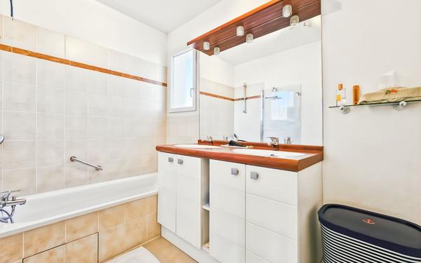 Maison à vendre    5 pièces •  Montaren-et-Saint-Médiers