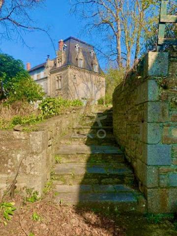 Manoir avec ses belles dépendances sur un magnifique parc entièrement clos