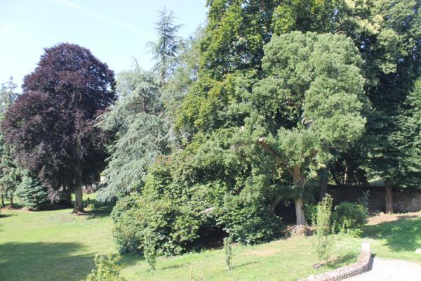 Manoir avec ses belles dépendances sur un magnifique parc entièrement clos