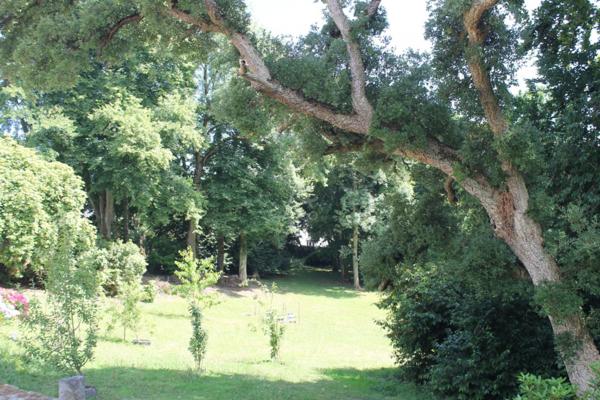 Manoir avec ses belles dépendances sur un magnifique parc entièrement clos