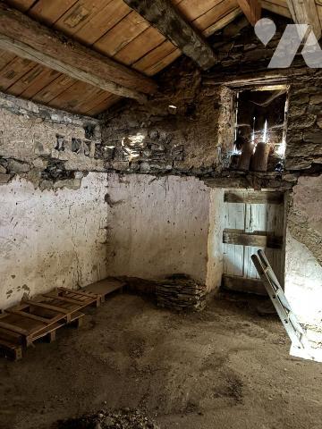 GARAGE AVEC FORT POTENTIEL D'HABITATION