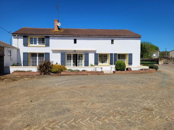 Maison à vendre 6 pièces AIRVAULT (79) Terrain 2538 m²