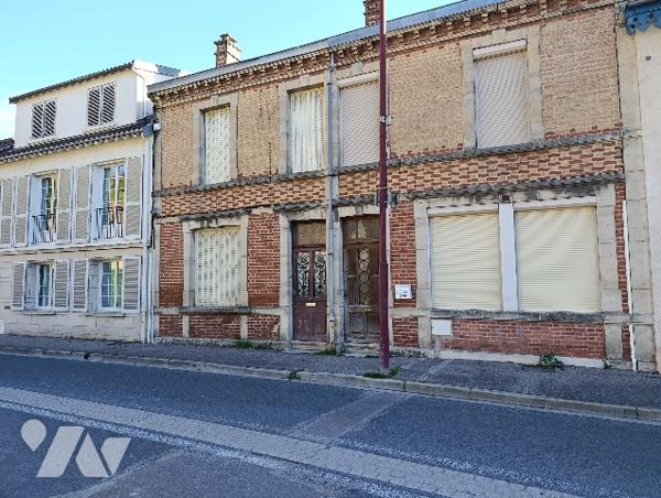 SAINTE MENEHOULD - RUE CHANTERAINE
Maison de ville de 84m², cour sur l'arrière, garage, terrain