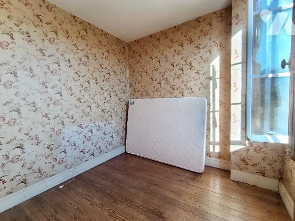 SAINTE MENEHOULD - RUE CHANTERAINE
Maison de ville de 84m², cour sur l'arrière, garage, terrain